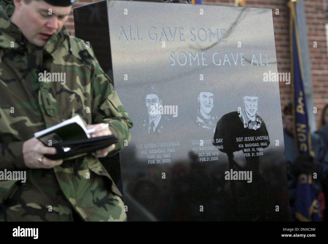 Dic 05, 2005; Morris, MN, Stati Uniti d'America; Chaplin Kelly Wasberg leggere un invocazione al tramonto la dedizione di un monumento per i tre membri della guardia unt ucciso in Iraq. Credito: Foto di Tom Sweeney/Minneapolis Star T/ZUMA premere. (©) Copyright 2005 da Minneapolis a stella T Foto Stock