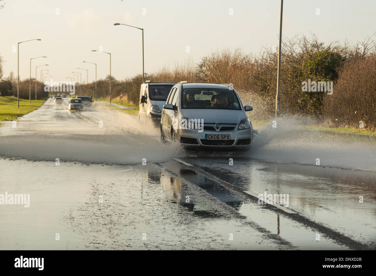 Chestfield, Kent, Regno Unito. Il 6 gennaio, 2014. Gli automobilisti lotta attraverso le inondazioni sulla A2990 Thanet Way in Chestfied, Whitstable dopo ulteriore heavy rain e delle avverse condizioni atmosferiche durante la mattina. Un nuovo round di maltempo era che colpiscono vaste parti del UIK. Credito: CBCK-Christine/Alamy Live News Foto Stock