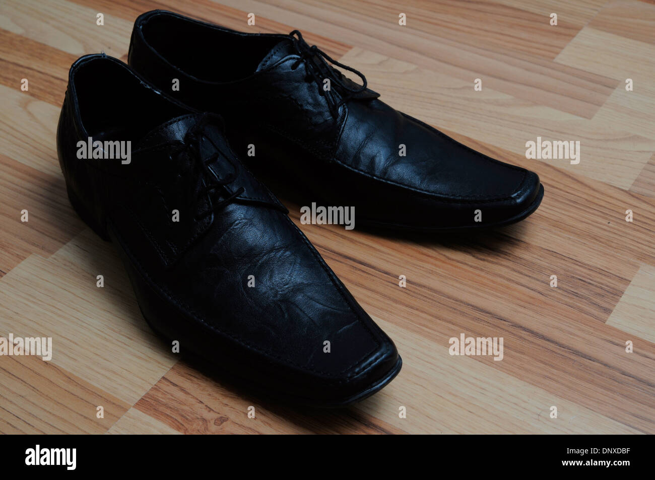 Abito nero scarpe sul pavimento. Foto Stock
