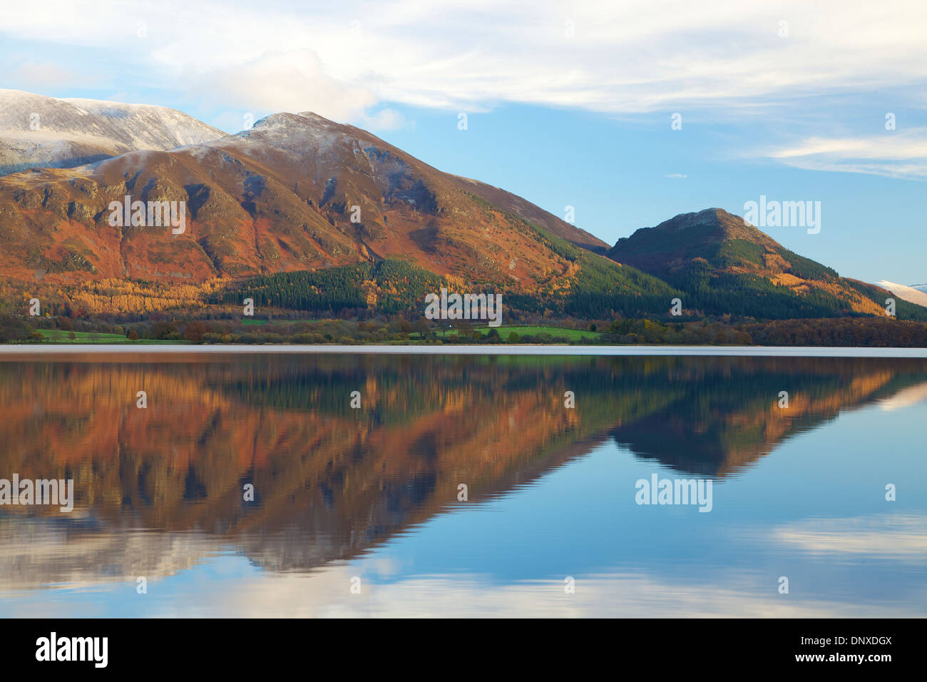 Bassenthwaite Lake con Skiddaw e Ullock Pike Parco Nazionale del Distretto dei Laghi Cumbria Inghilterra England Regno Unito Gran Bretagna Foto Stock