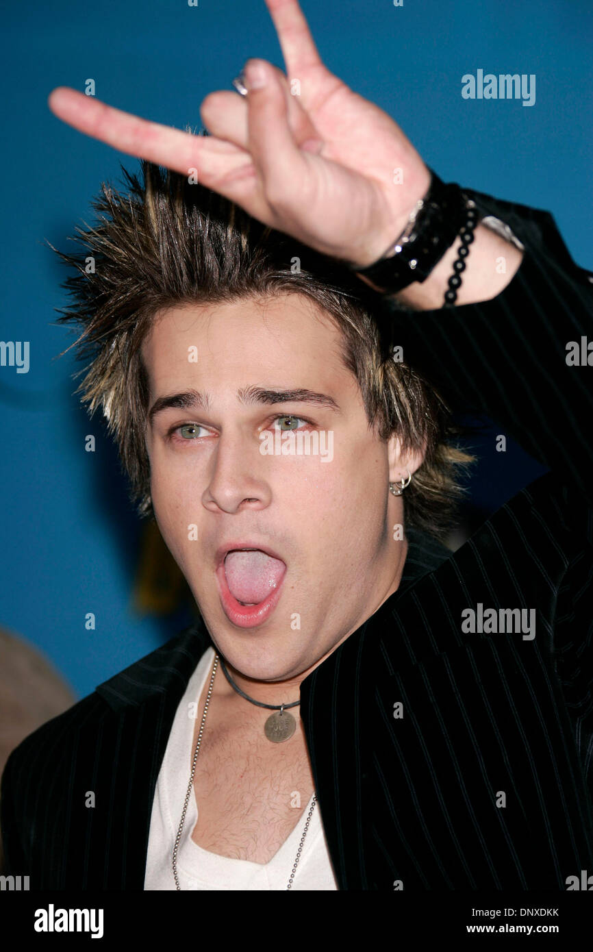 Dicembre 6, 2005; Las Vegas, Nevada, USA; il Cantante Ryan Cabrera al 2005 Billboard Music Awards a MGM Grand Garden Arena. Credito: Foto di Lisa O'Connor/ZUMA premere. (©) Copyright 2005 by Lisa O'Connor Foto Stock