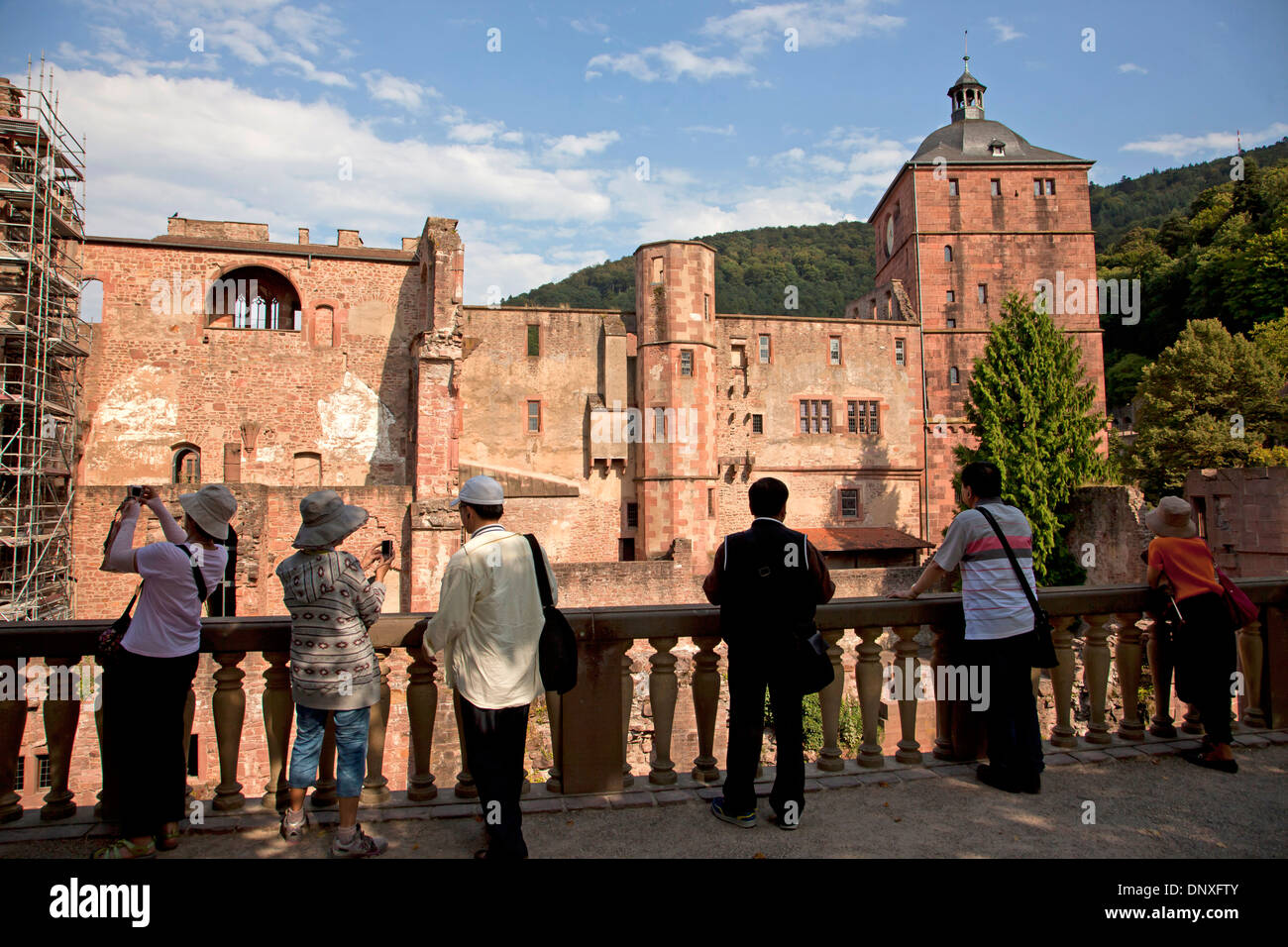 I turisti di fronte al castello di Heidelberg, Heidelberg, Baden-Württemberg, Germania Foto Stock