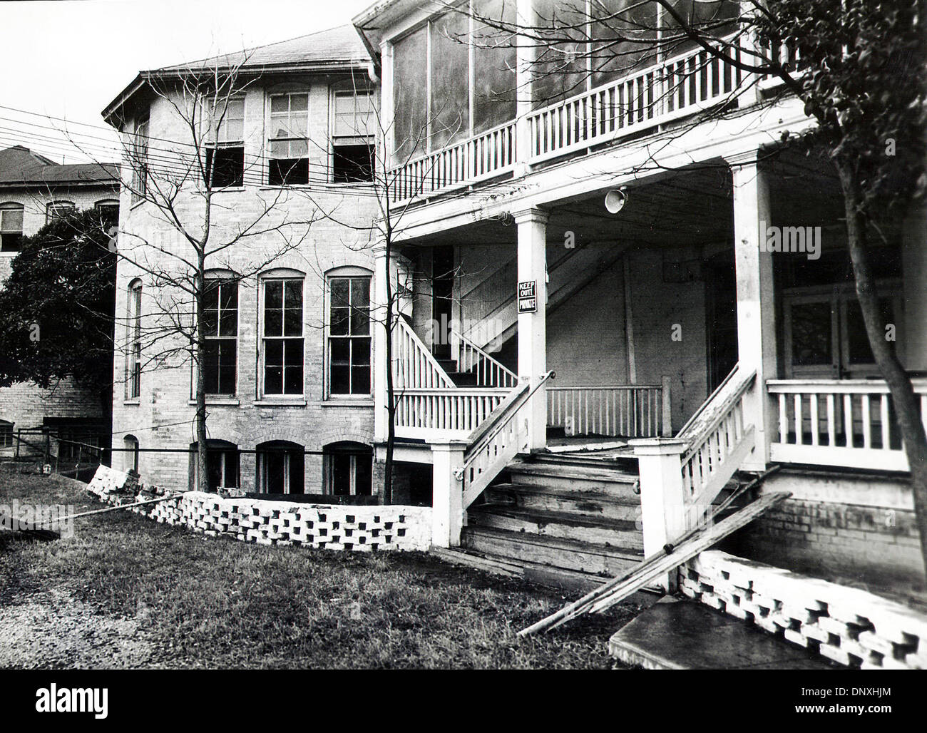 Dic 14, 2005; San Antonio, TX, Stati Uniti d'America; (file foto: 1980) Entrata del Hot Wells Hotel. L'hotel è stato costruito nel 1886 ed era un leggendario world-class health spa resort e. L'hotel era un lussuoso a quattro piani in stile vittoriano struttura situata su 21 lussureggianti acri ripariale lungo il fiume San Antonio sulla presa del Sud Street. Ha bruciato tre volte dal 1925 ma i resti del bagno ho Foto Stock