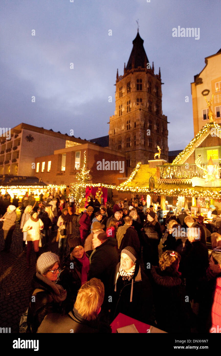 Mercatino di Natale di Colonia, con il municipio di Colonia ( Koln ), Germania Europa Foto Stock