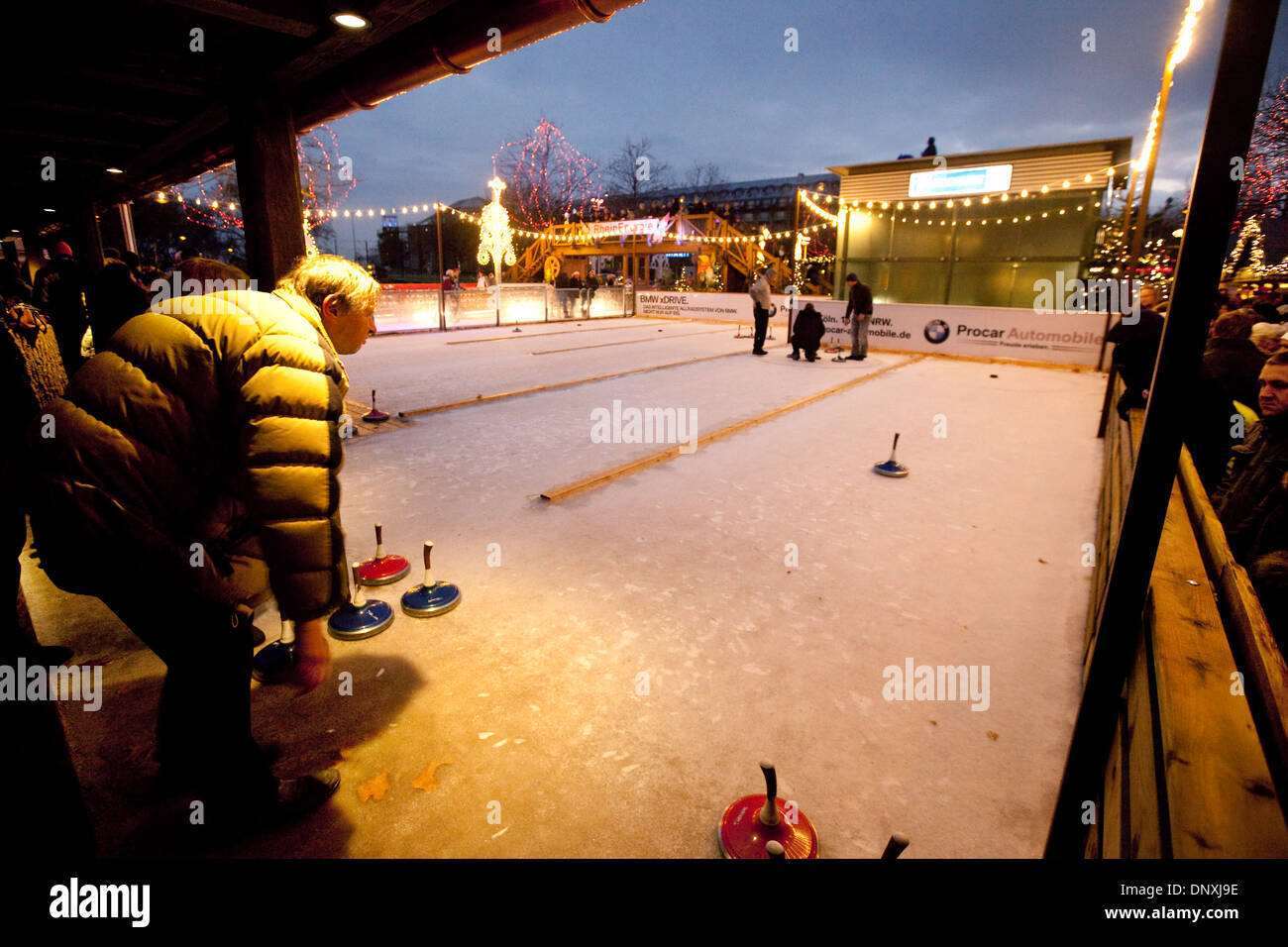 Popolo tedesco giocando Ice Stock Sport, un gioco simile al curling, al mercatino di Natale di Colonia di Colonia ( Koln ), Germania, Europa Foto Stock