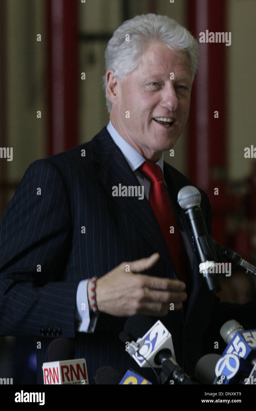 Oct 26, 2006 - Farmingdale, New York, Stati Uniti - Bill Clinton assiste rally di campagna per i candidati democratici. (Credito Immagine: © Kirk condili/ZUMA Press) Foto Stock