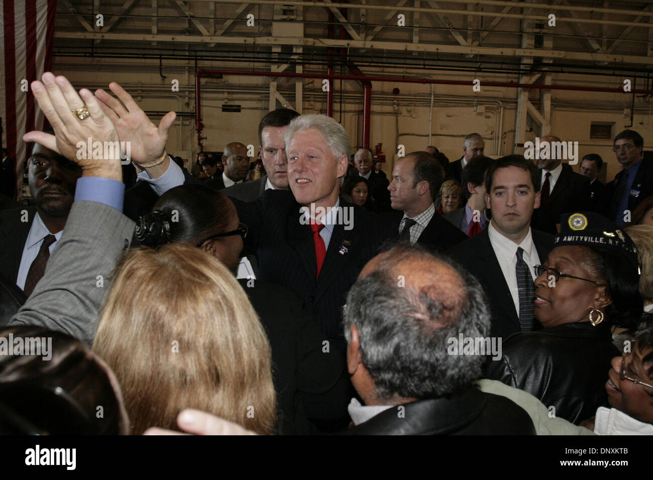 Oct 26, 2006 - Farmingdale, New York, Stati Uniti - Bill Clinton assiste rally di campagna per i candidati democratici. (Credito Immagine: © Kirk condili/ZUMA Press) Foto Stock