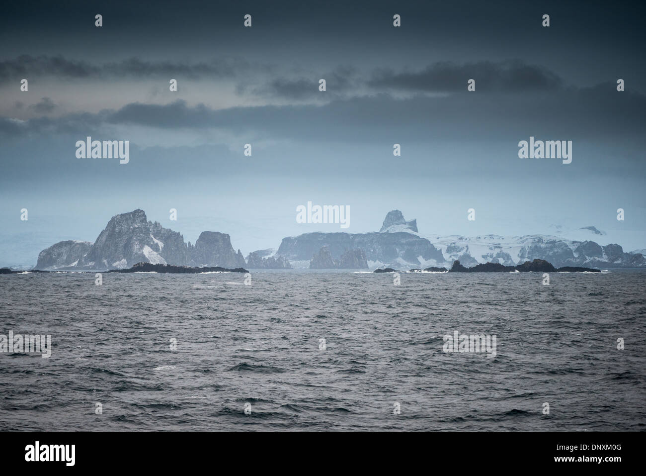 Antartide - l'aspro paesaggio del sud le isole Shetland lungo lo stretto di inglese e Robert Island appena al di fuori della penisola antartica. Foto Stock