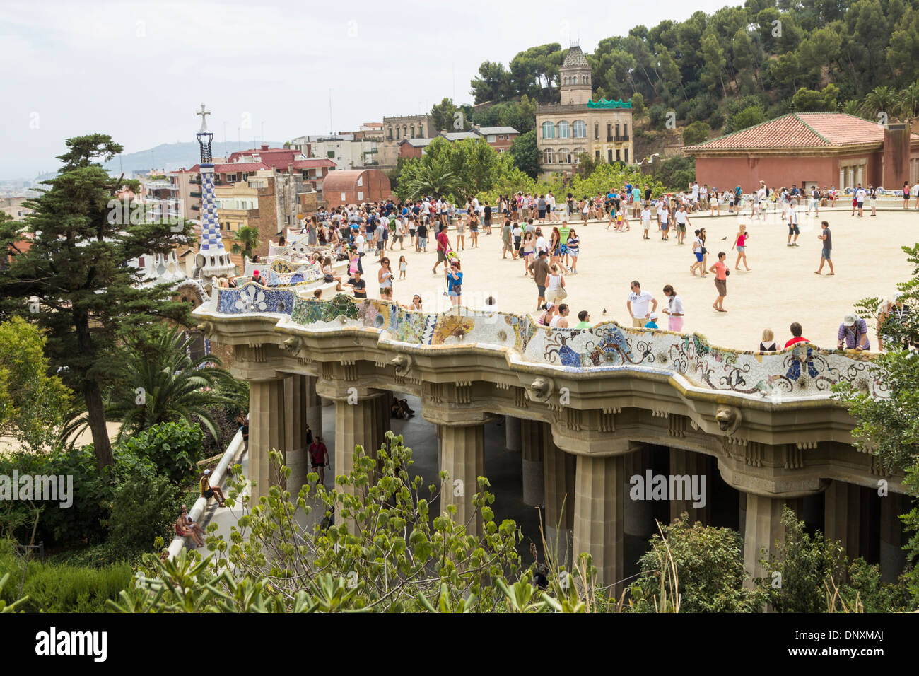 I turisti in Antonio Gaudi progettato Parco Guell di Barcellona Spagna Foto Stock