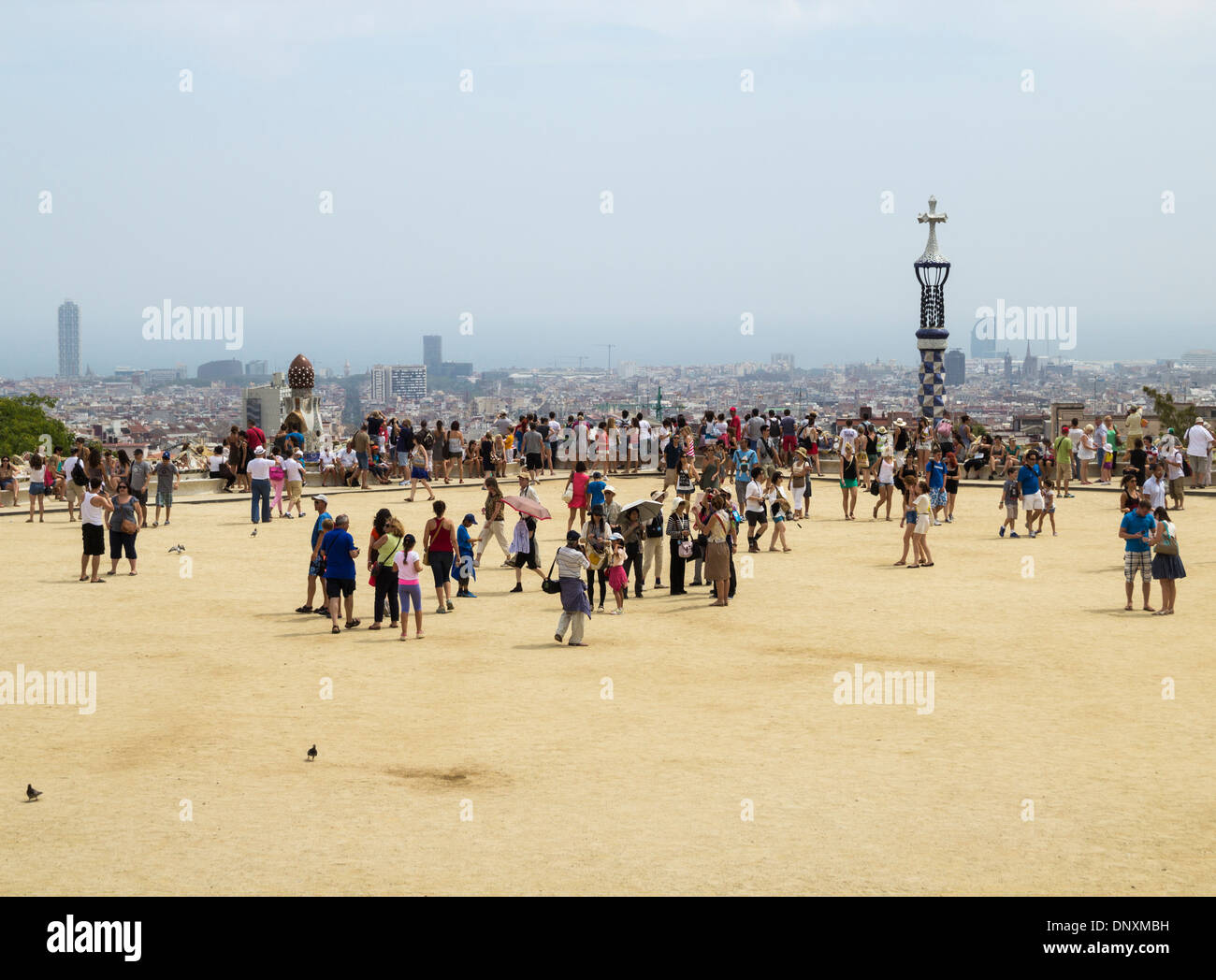 I turisti in Antonio Gaudi progettato Parco Guell di Barcellona Spagna Foto Stock