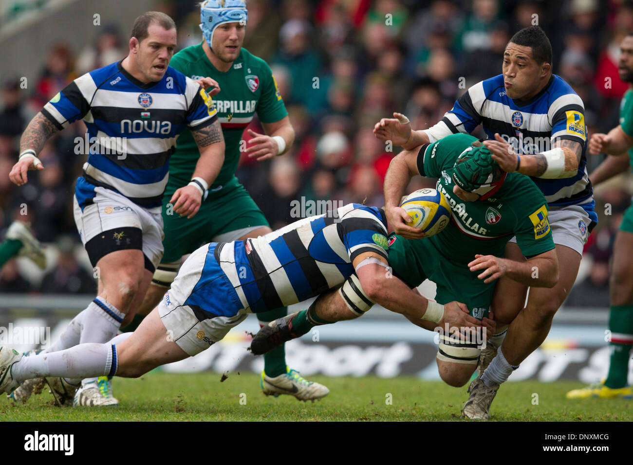 Leicester, Regno Unito. 05 gen 2014. Giuliano Salvi (Leicester Tigers) viene affrontato da Carl FEARNS (Bath Rugby) durante la Aviva Premiership gioco tra Leicester Tigers e bagno da Welford Road. © Azione Sport Plus/Alamy Live News Foto Stock