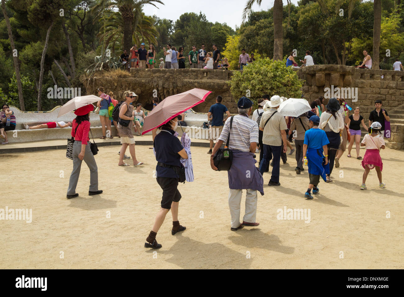 I turisti giapponesi in Antonio Gaudi progettato Parco Guell di Barcellona Spagna Foto Stock