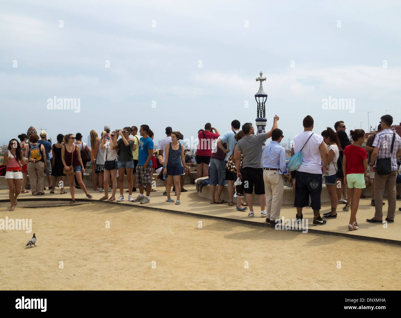 I turisti in Antonio Gaudi progettato Parco Guell di Barcellona Spagna Foto Stock