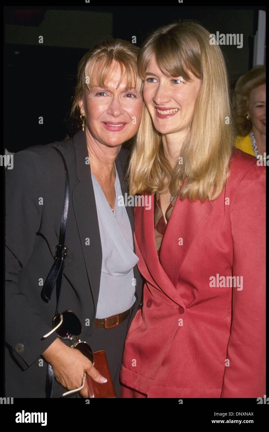 Hollywood, CA, Stati Uniti d'America; attrice Laura Dern e madre DIANE LADD assistere le madri e figlie 4 scelta presso il Beverly Hilton Hotel in una foto non datata. (Michelson - Hutchins/data sconosciuta) Obbligatorio Credit: Foto da Michelson/ZUMA premere. (©) Copyright 2006 Michelson Foto Stock