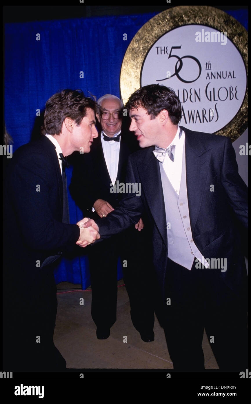 Hollywood, CA, Stati Uniti d'America; TOM CRUISE e Robert Downey Jr. Agitare le mani al cinquantesimo Annuale di Golden Globe Awards. Credito: Kathy Hutchins/ZUMA premere. (©) Kathy Hutchins Foto Stock