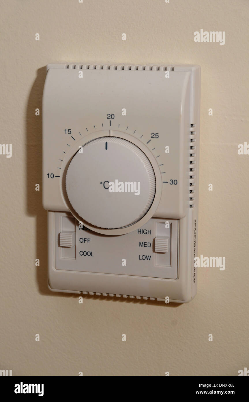 Il termostato sulla parete. Foto Stock