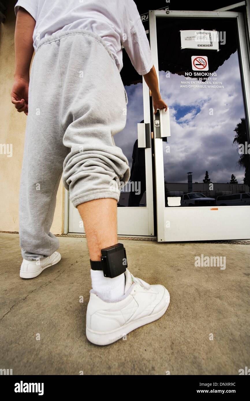 Aug 01, 2006 - Santa Ana, California, Stati Uniti d'America - indossare una caviglia elettronica monitor, un reato teenage entra in una contea parole stabilimento di Santa Ana CA. Una caviglia il monitor è un dispositivo che le persone agli arresti domiciliari sono spesso necessari per usura. In intervalli di tempo, la caviglia monitor invia una radiofrequenza o segnale GPS ad un ricevitore. Se il reo si aggira al di fuori il suo o la sua ammessi Foto Stock
