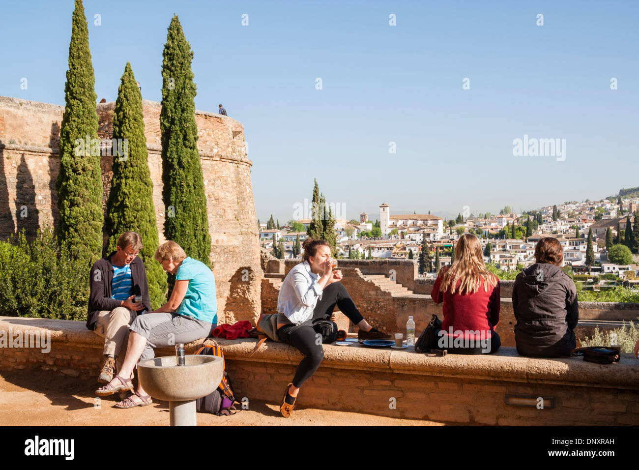 I turisti a La Alhambra di Granada, Andalusia, Spagna Foto Stock