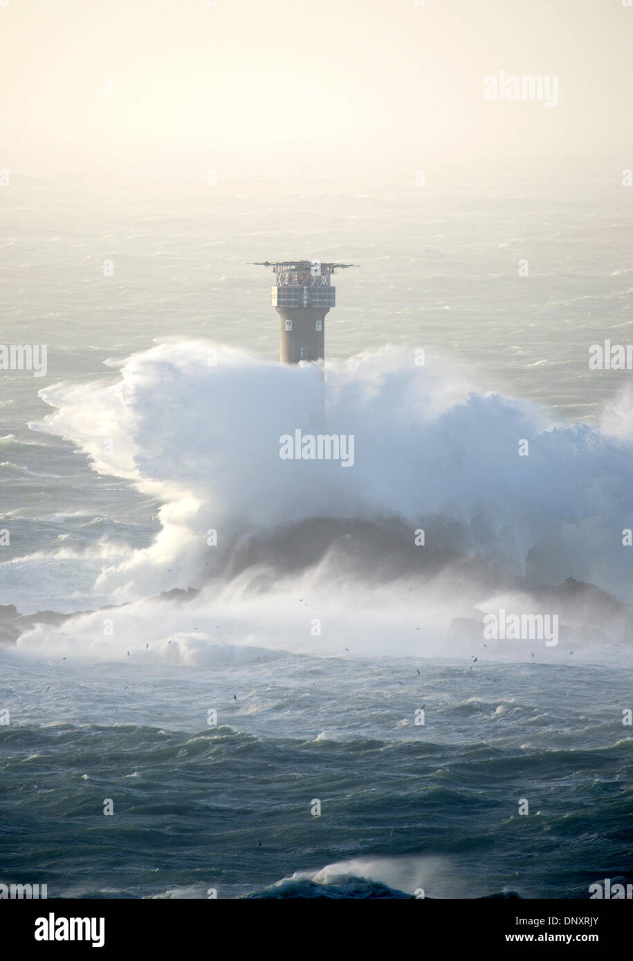 Lands End, Regno Unito. Il 6 gennaio, 2014. Tempesta Hercules, genera i forti venti e le onde che la pastella Longships Lighthouse a Lands End, Cornwall, come le tempeste spazza l ovest del Regno Unito. Credito: Bob Sharples Alamy/Live News Foto Stock