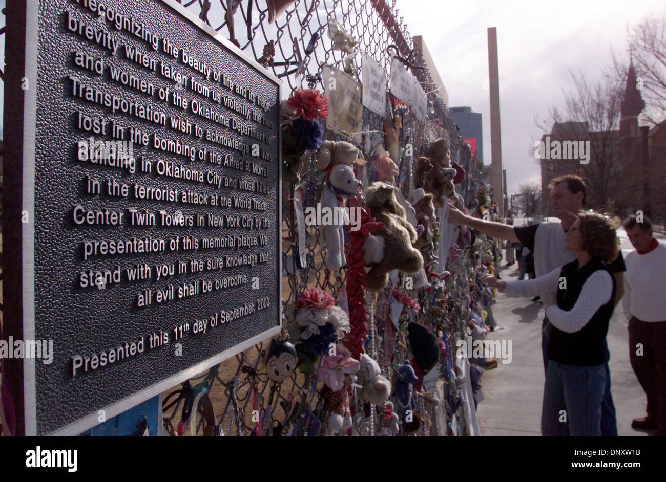 Jan 1, 2006; Oklahoma City, OK, STATI UNITI D'AMERICA; una catena di collegamento recinto a Oklahoma City National Memorial è impostato per ben wishers a lasciare cimeli e messaggi per 168 persone che hanno perso la vita quando la Alfred. P Murrah Federal edificio fu distrutto da terroristi nazionali Timothy McVeigh. Nella foto il 1 gennaio 2006. Credito: foto di Robert Hughes/ZUMA premere. (©) Copyright Foto Stock