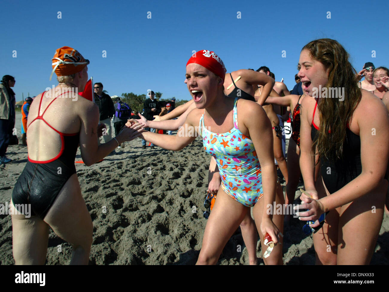 Jan 07, 2006; Delray Beach, FL, Stati Uniti d'America; Lindsay Nixon (centro in tuta di stampa) e Analise Herrera gli studenti di Lewis & Clark College di Portland, O. congradulate un membro del team come ha finito di nuoto nella decima edizione Delray Ocean Mile nuotare, sabato mattina. Il corso ha inizio all'estremità nord della spiaggia comunale e ha preso nuotatore a sud verso la linea di finitura. 248 nuotatore ha partecipato Foto Stock