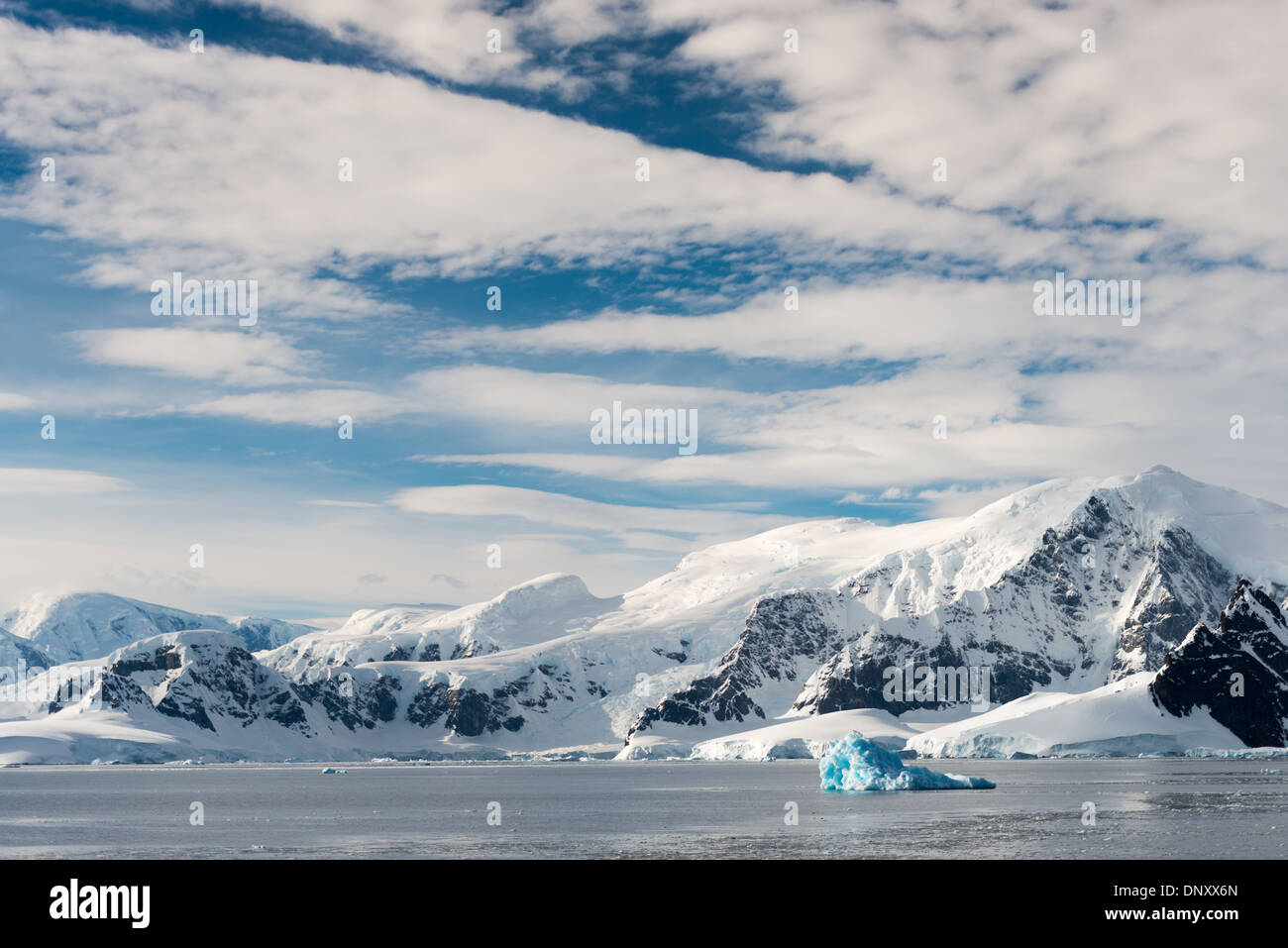 Antartide - cielo blu e nuvole abaove il drammatico paesaggio montuoso del stretto di Gerlache sulla penisola antartica. Foto Stock