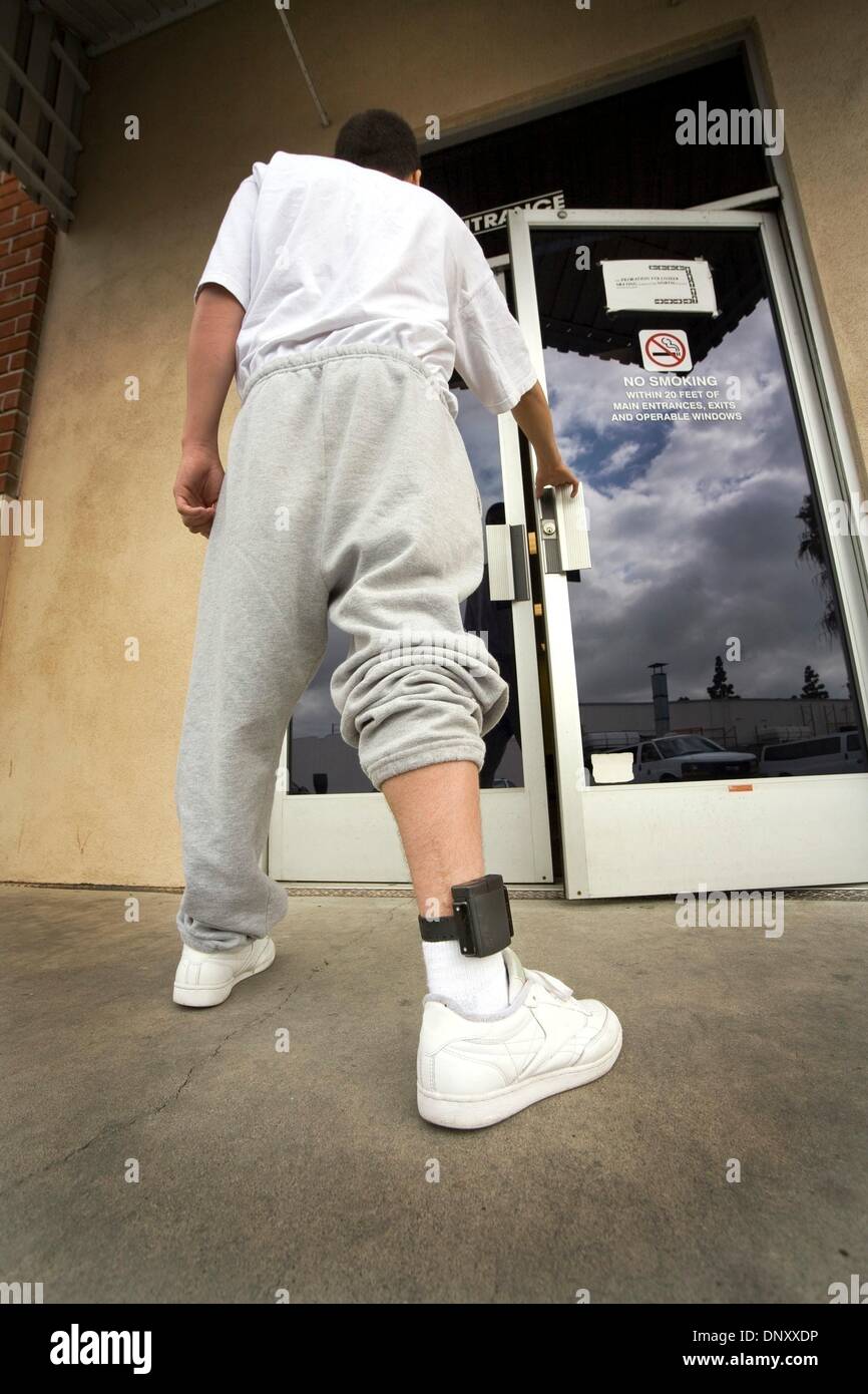 Aug 01, 2006 - Santa Ana, California, Stati Uniti d'America - indossare una caviglia elettronica monitor, un reato teenage entra in una contea parole stabilimento di Santa Ana CA. Una caviglia il monitor è un dispositivo che le persone agli arresti domiciliari sono spesso necessari per usura. In intervalli di tempo, la caviglia monitor invia una radiofrequenza o segnale GPS ad un ricevitore. Se il reo si aggira al di fuori il suo o la sua ammessi Foto Stock