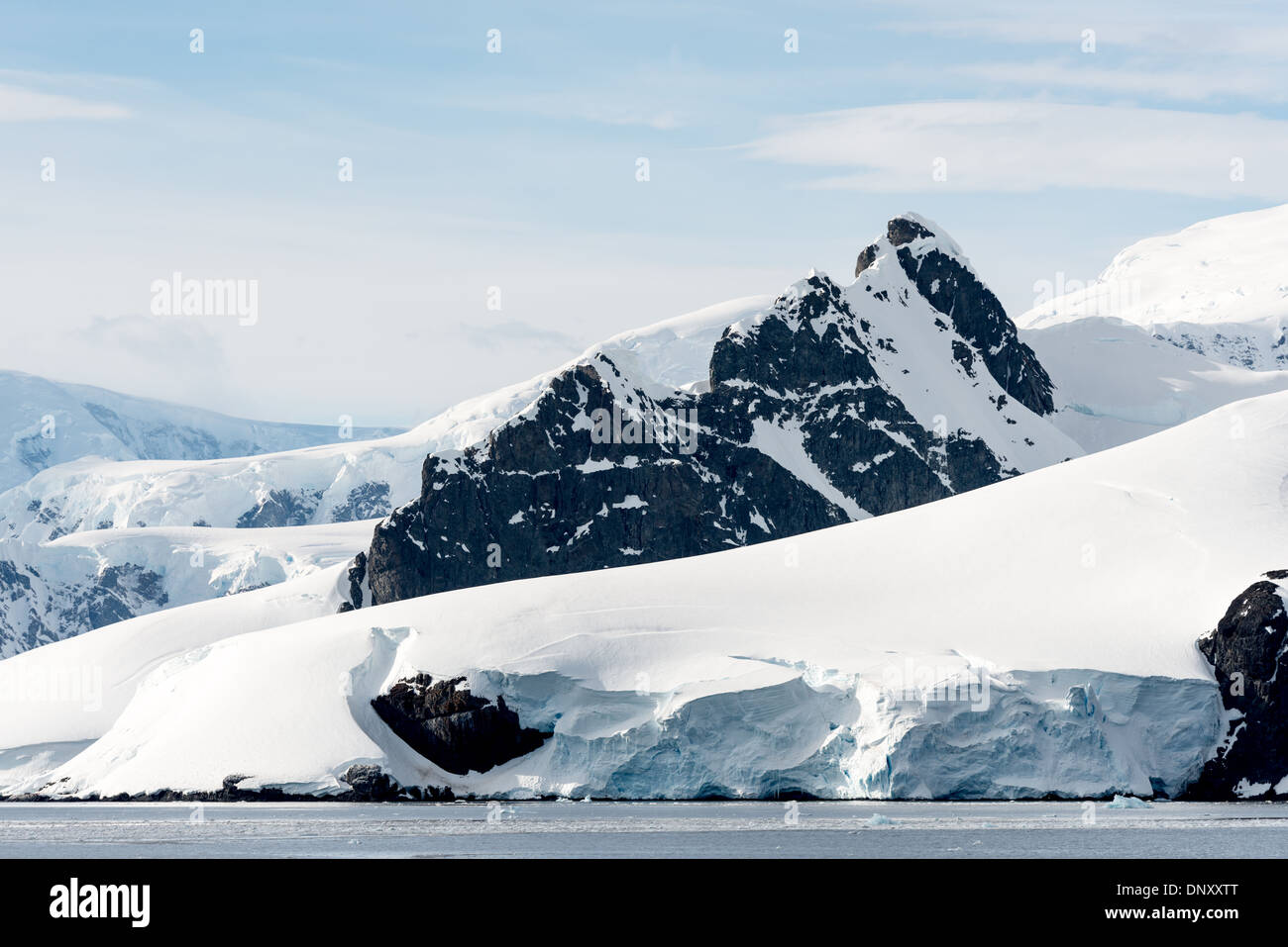Antartide - Montagne alzarsi drasticamente da Riva del stretto di Gerlache sulla penisola Antarcic. Foto Stock