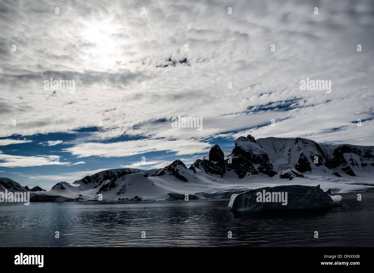Antartide - un paesaggio colpo di alcune delle aspre montagne della Penisola antartica di de Cuverville Island. Foto Stock