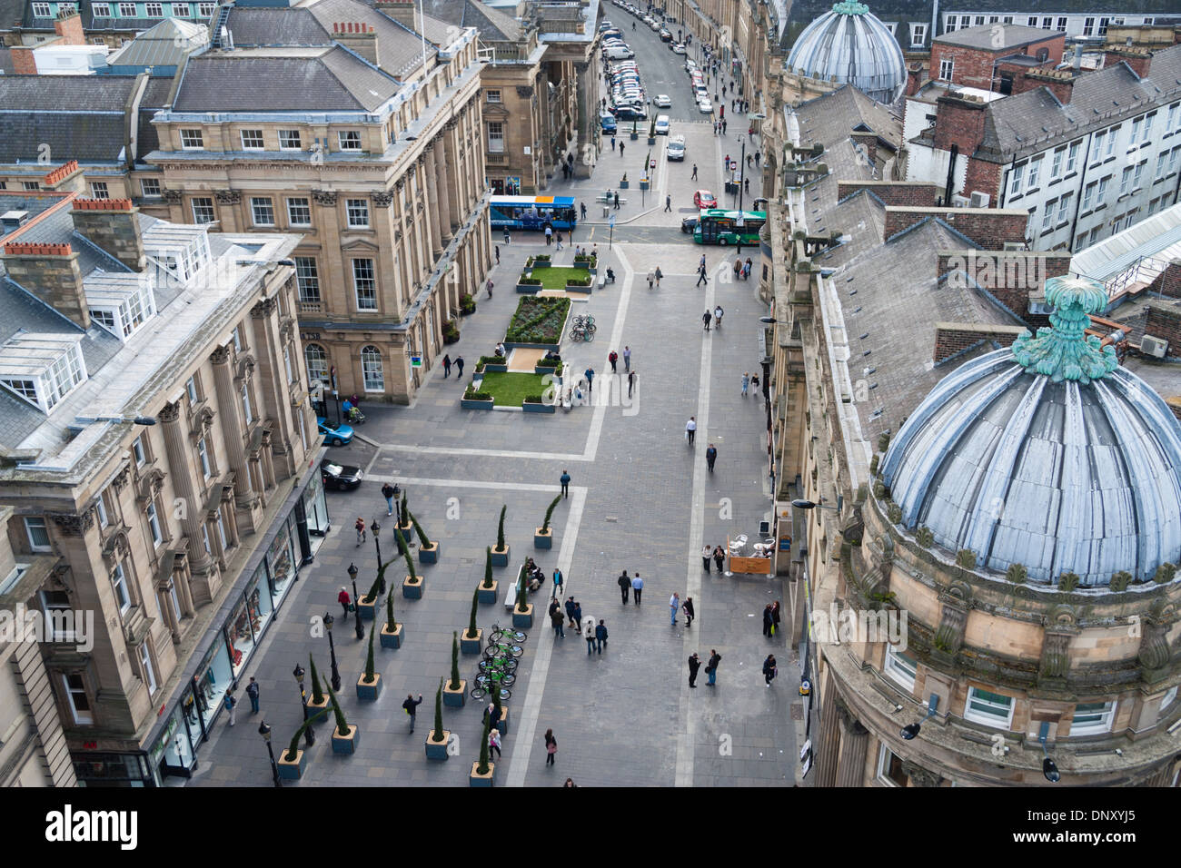 Vista su Grey Street dalla sommità del Grey's Monument in Newcastle upon Tyne, England, Regno Unito Foto Stock
