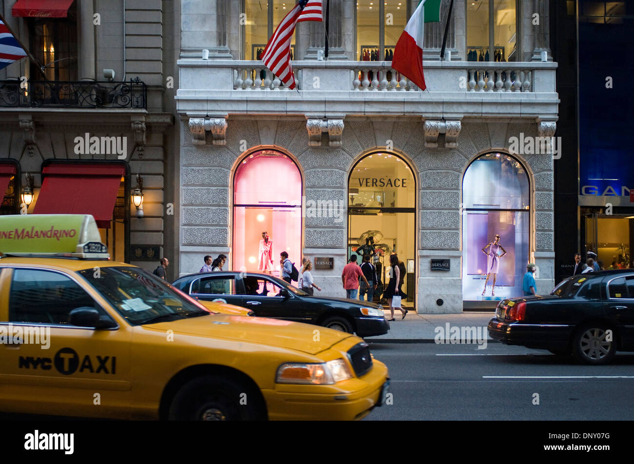 Stati Uniti New York Manhattan turismo estate bella prety icona liberty vetrina incons Versace Store Fifth Avenue 5 Ave. Ave Avenue lux Foto Stock