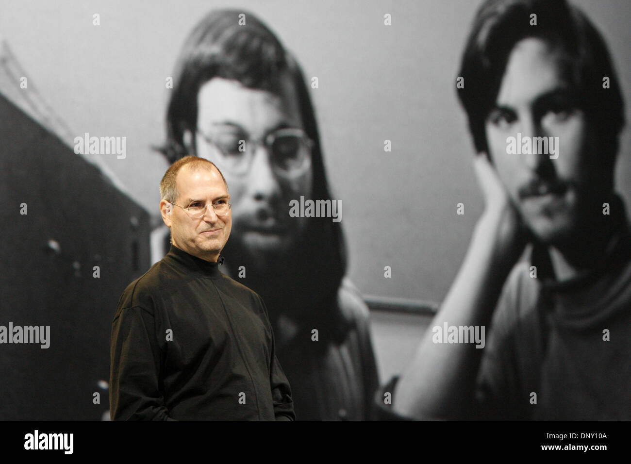 Jan 10, 2006; San Francisco, CA, Stati Uniti d'America; con la sua ormai tradizionale keynote discorso di apertura, il CEO Apple Steve Jobs in precedenza il kick-off di MacWorld 2006 al Moscone Center di San Francisco. La presentazione di una folla di capacità e di posti di lavoro ha commentato nel 2006 essendo il 30 anniversario per Apple Computer, con una fotografia di (L-R) Steve Wozniak e se stesso nel 1976. Credito: Foto di Mike Fox Foto Stock