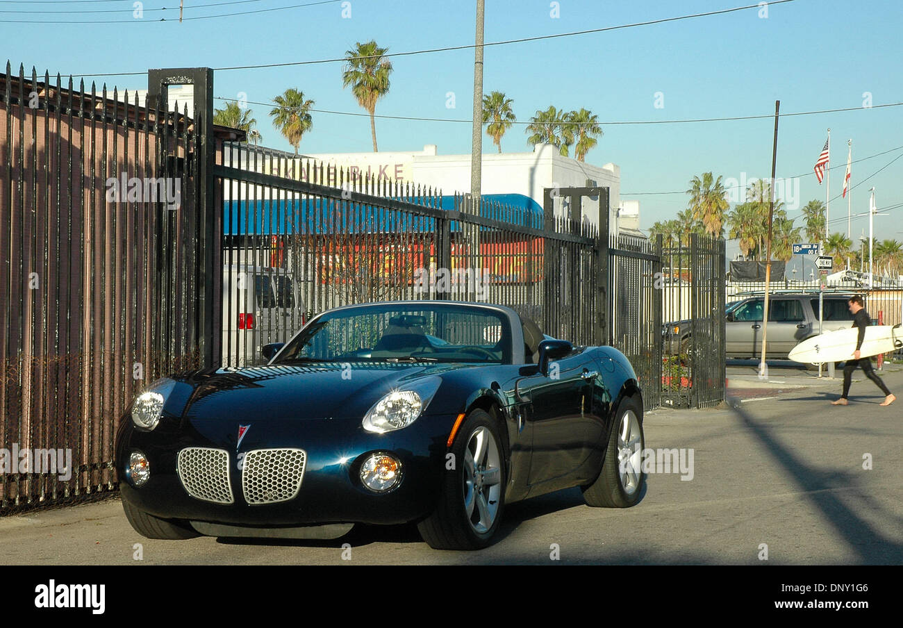 Jan 11, 2006; Los Angeles, CA, Stati Uniti d'America; la Pontiac Solstice Roadster 2006 è la quintessenza delle piccole, due seat sport roadster che Mazda reintrodotta nel 1990, ri-accendere la passione per la luce di guida, agile e conveniente sede due roadster.Con un cordolo di base peso di appena 2,860libbre il motore Ecotec dà il Solstizio un peso-rapporto di potenza di quasi 16,2 1, e sposta il Foto Stock