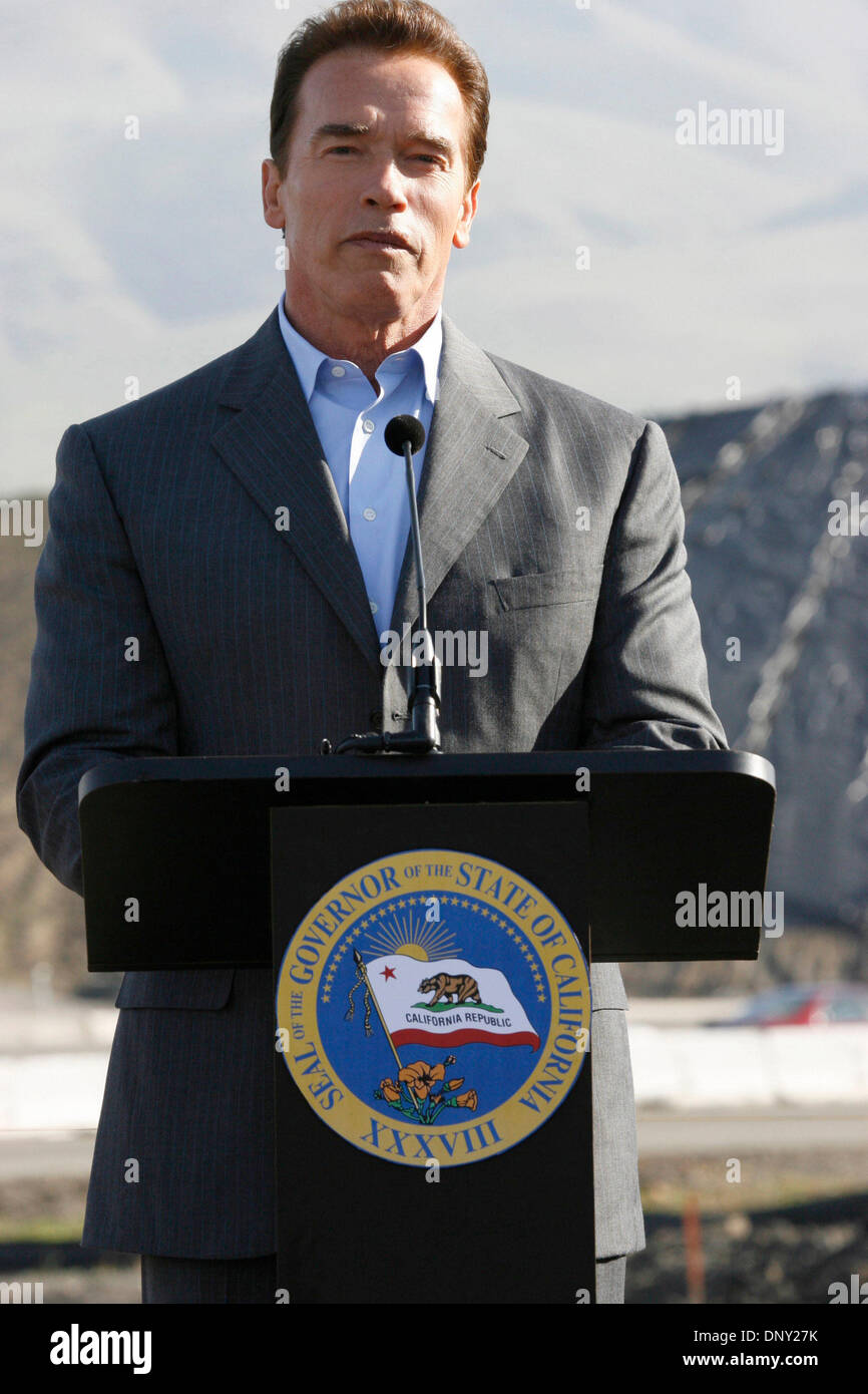 Jan 12, 2006; Fremont, CA, Stati Uniti d'America; il governatore della California Arnold Schwarzenegger visite della Bay Area per promuovere il suo ha recentemente annunciato misure bond, concentrandosi su investimenti per infrastrutture che andrà a beneficio di San Francisco e la East Bay. Con 2006 essendo anno di elezioni, il governatore di rammollimento è il suo approccio al posizionamento politico in uno sforzo per vincere gli elettori liberali mantenendo righ Foto Stock