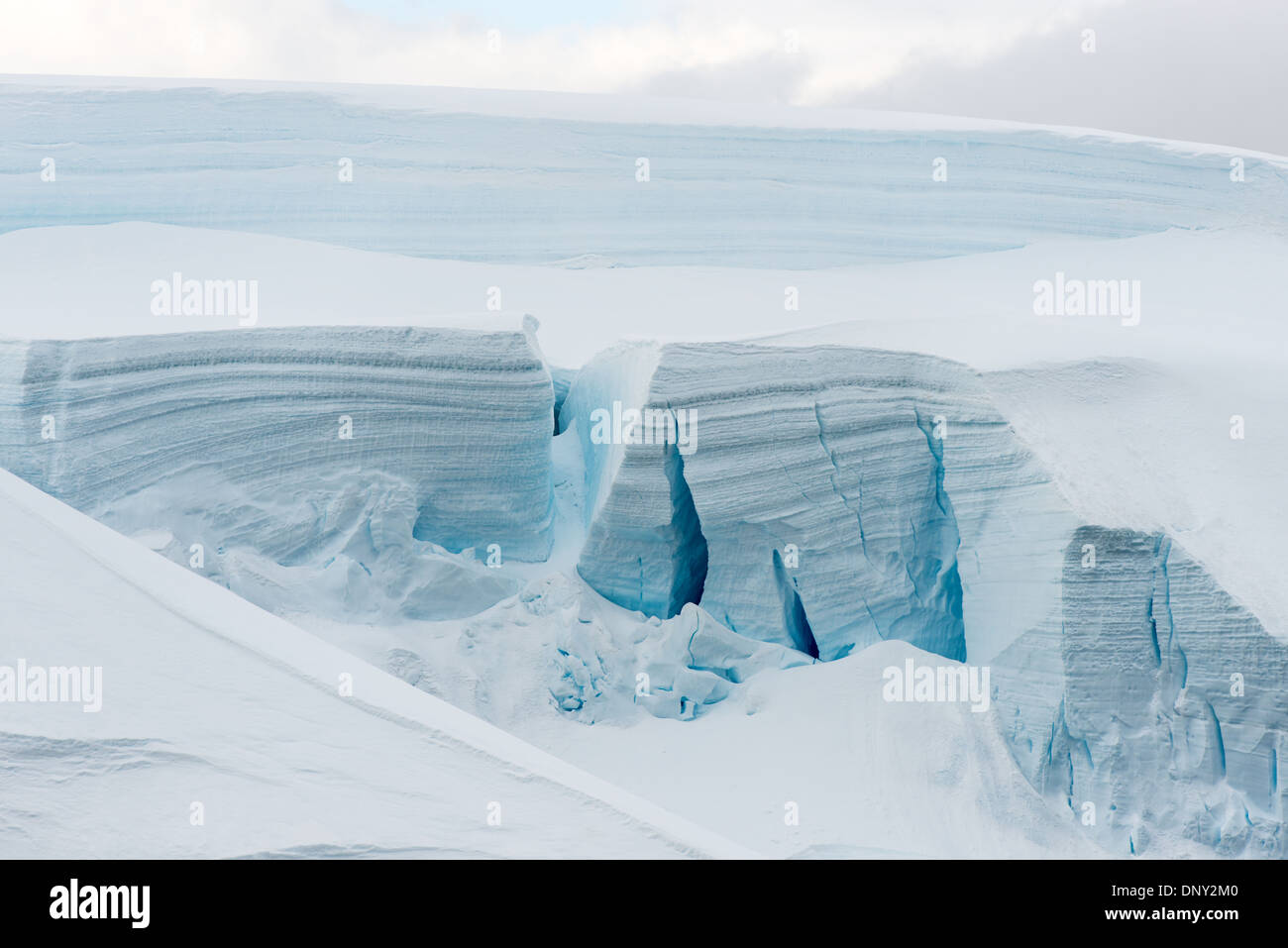Antartide - Una grande parete di blocchi di ghiaccio del ghiacciaio con grandi crepacci al Paradise Harbour sulla penisola antartica. Foto Stock