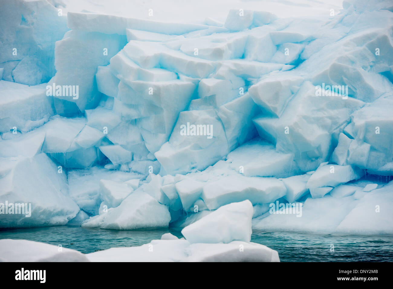 Antartide - grandi blocchi di ghiaccio del ghiacciaio raggiunge giù per l'acqua a Paradise Harbour uno lato occidentale della penisola antartica. Foto Stock