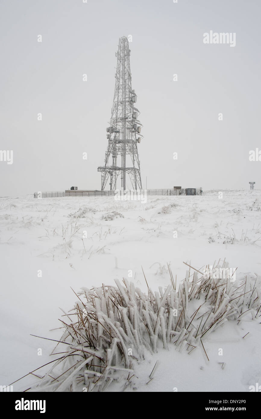 Saddleworth Moor montante di trasmettitore in inverno Foto Stock