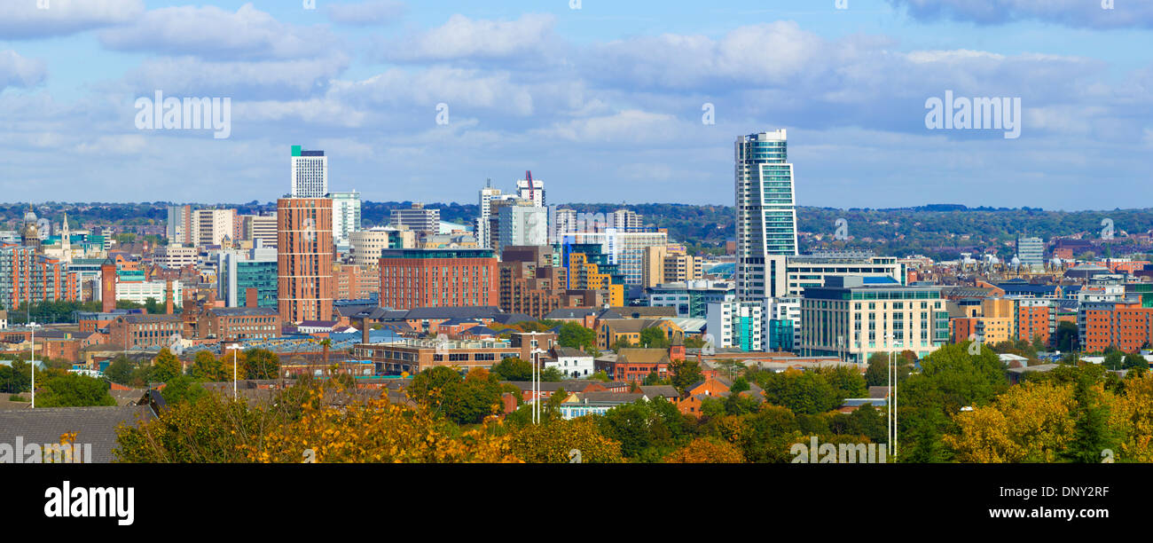 Leeds skyline giornata soleggiata cielo blu nubi Foto Stock