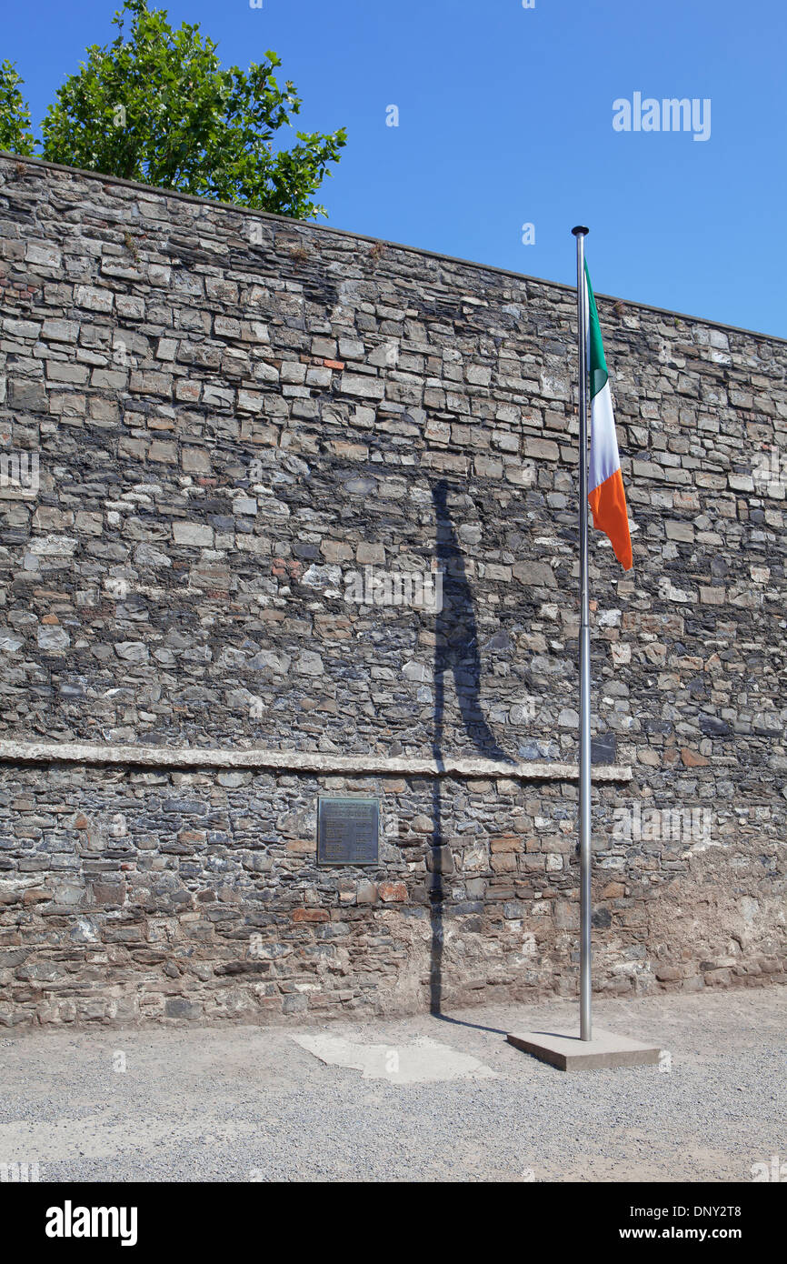 Bandiera irlandese e marcatura di placca le esecuzioni dei leader del 1916 in aumento a Kilmainham obiettivo in Dublino, Irlanda Foto Stock