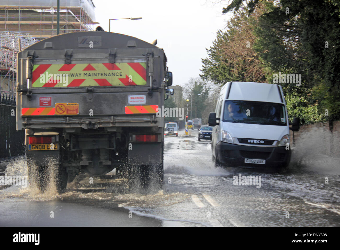 Hampton, Surrey, Inghilterra, Regno Unito. Il 6 gennaio 2014. Come il maltempo continua a portare heavy rain in tutta l'Inghilterra il Tamigi ha invaso la strada vicino all'acquedotto a Thames Street. Credito: Julia Gavin/Alamy Live News Foto Stock