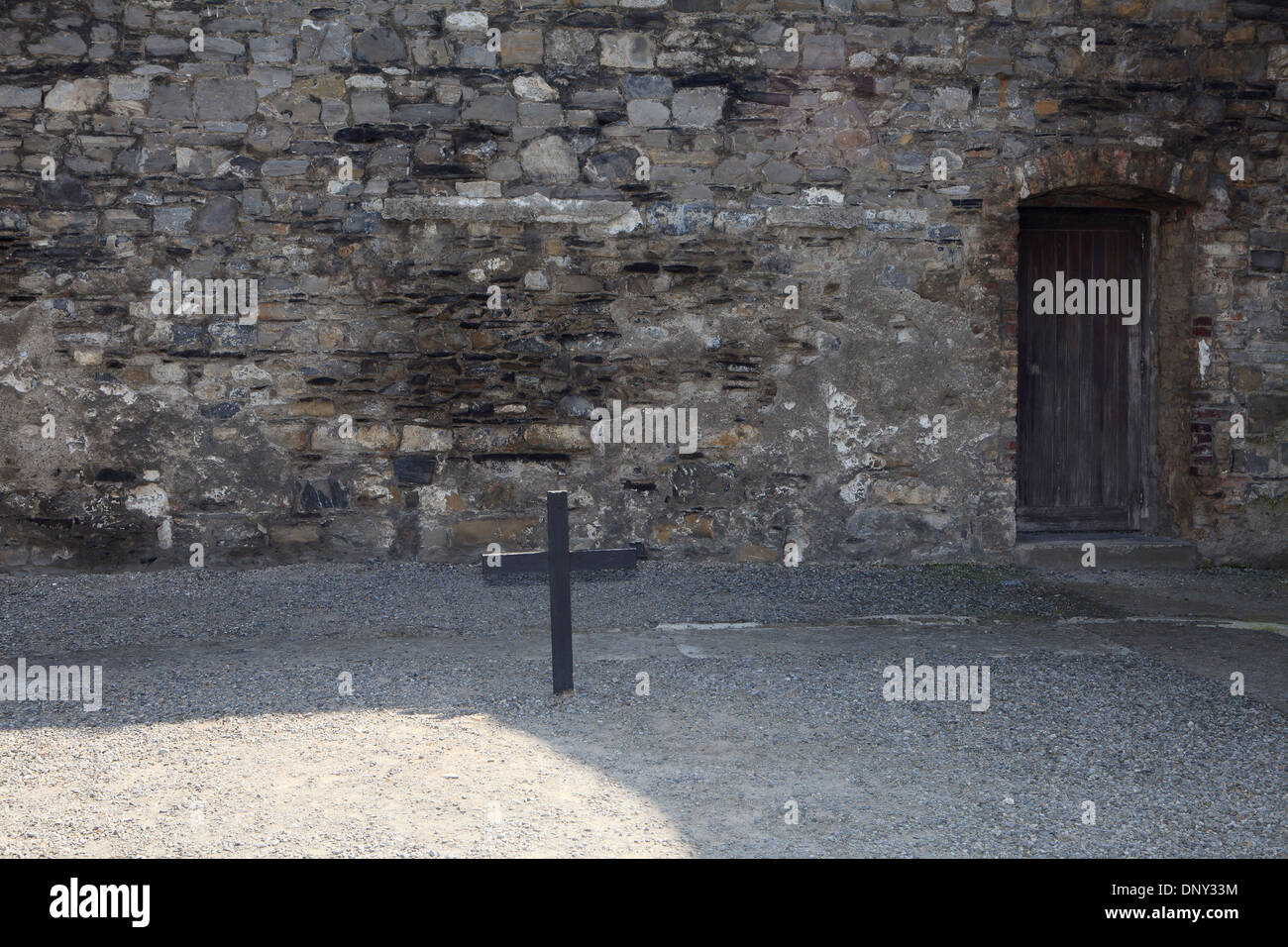 Croce di legno che segna il punto esatto delle esecuzioni dei leader del 1916 in aumento a Kilmainham obiettivo in Dublino, Irlanda Foto Stock