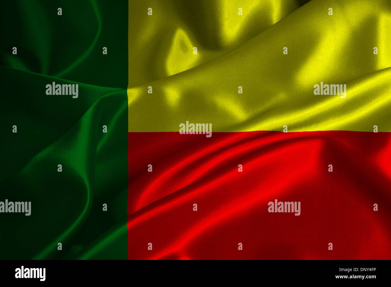 Benin bandiera su raso texture. Foto Stock