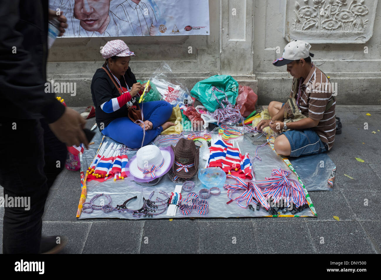 La vendita di memorabilia nazionalista sulle strade di Bangkok durante i disordini politici Foto Stock