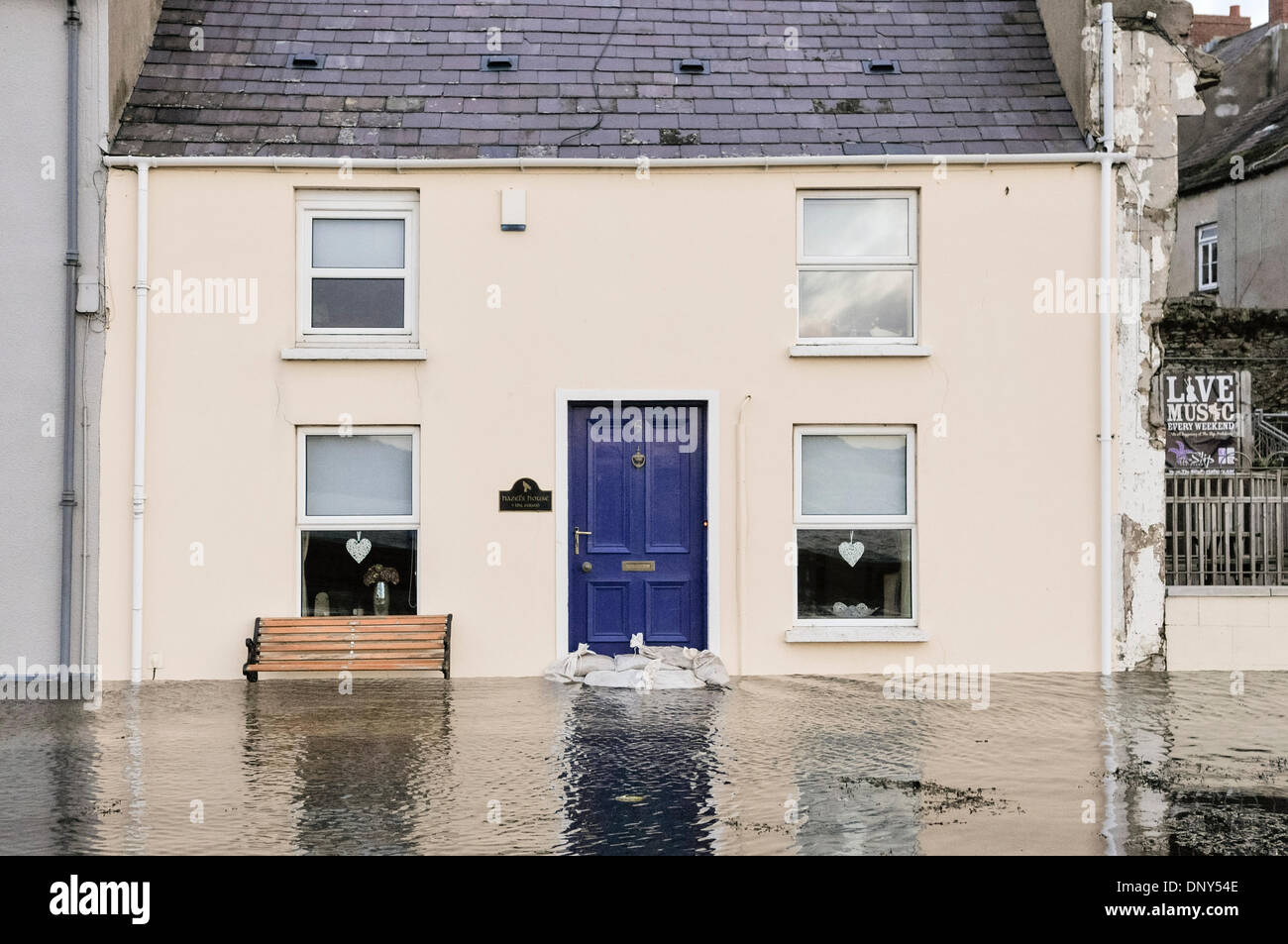 Portaferry, Irlanda del Nord. 6 Jan 2014 - Una casa in maniera restrittiva evita di inondazione in Portaferry, Irlanda del Nord. La città era a rischio di gravi inondazioni causate dalle alte maree e il maltempo. Credito: Stephen Barnes/Alamy Live News Foto Stock
