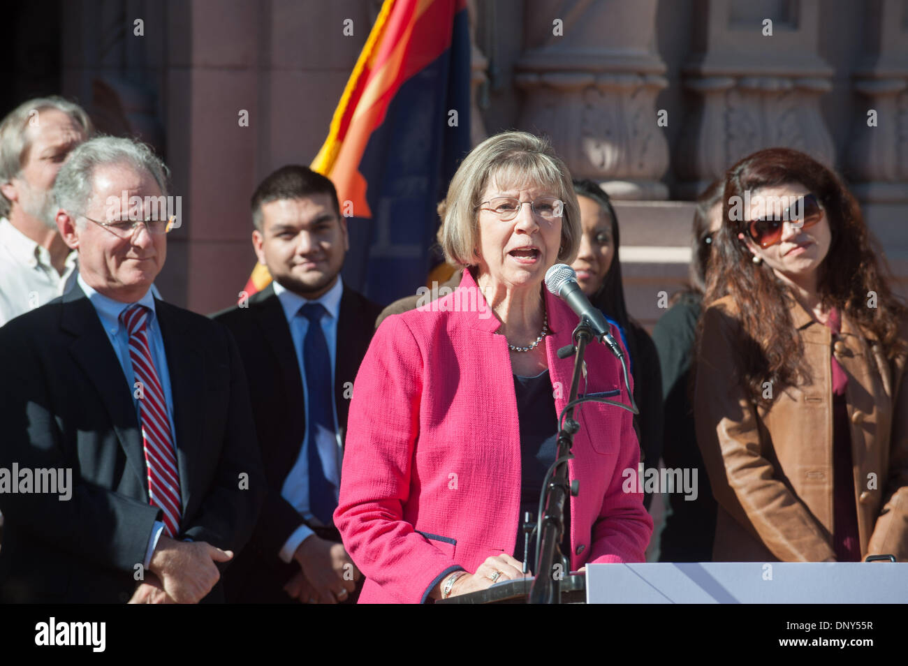 Tucson, Arizona, Stati Uniti. Il 6 gennaio, 2014. PAM SIMON parla nel corso di una conferenza stampa sui piani per installare al Pima County Courthouse in Tucson, in Arizona un memoriale per il 8 gennaio, 2011 Shooting che ha provocato la morte di sei feriti e 13 altri tra cui G. Giffords. Simon era tra quelle scattate. © sarà Seberger/ZUMAPRESS.com/Alamy Live News Foto Stock