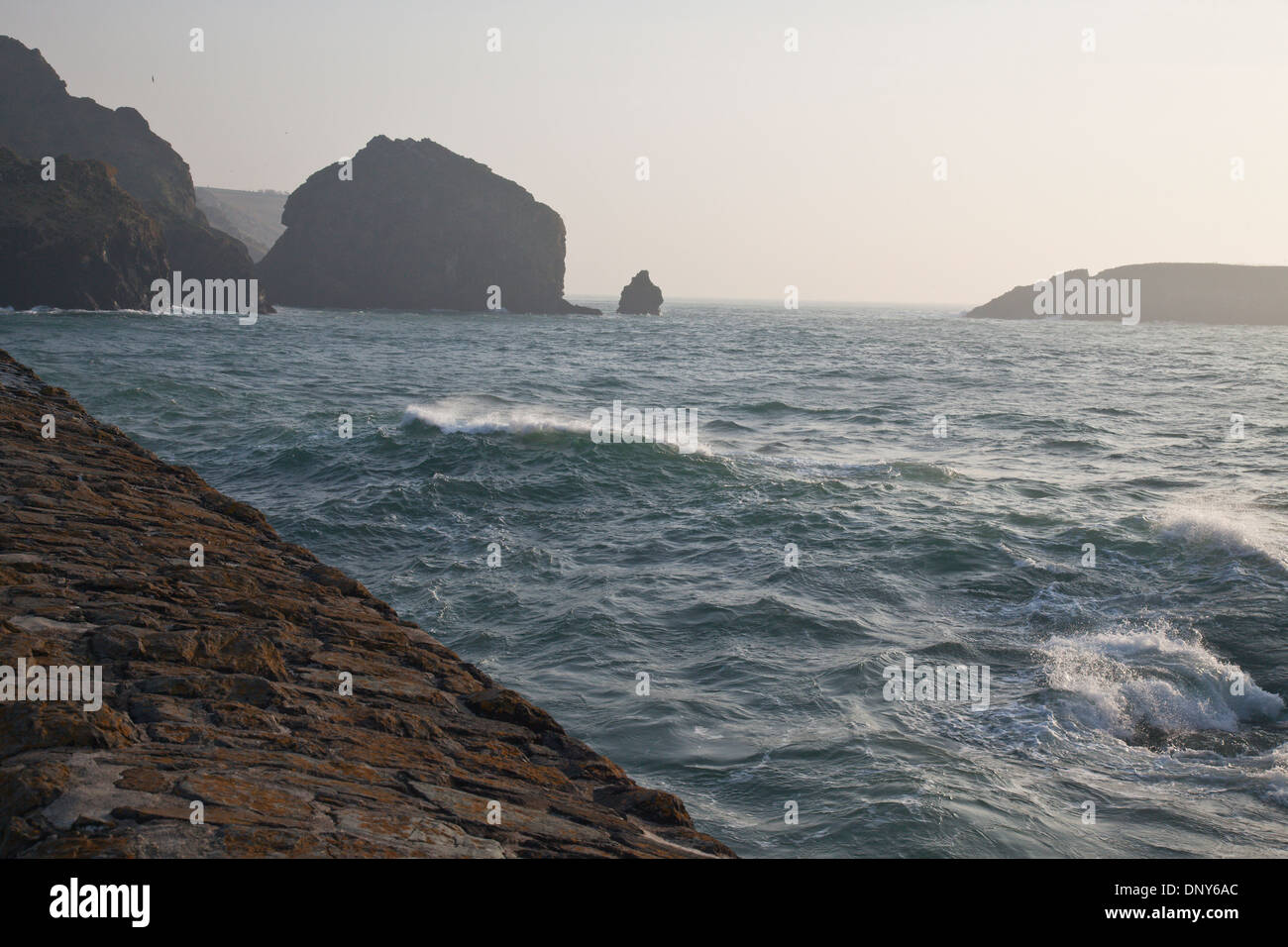 Il mare oltre la parete del porto a Mullion Cove, penisola di Lizard, Cornwall Foto Stock