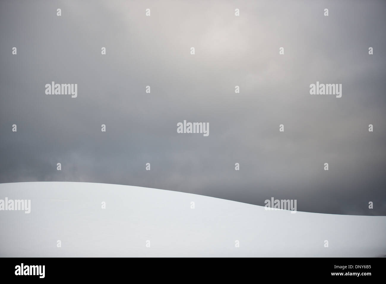 Antartide - la neve e il ghiaccio che ricopre le creste della montagna crea forme contro il grigio cielo nuvoloso dietro nel Lemaire Channel sul lato occidentale della penisola antartica. Il Lemaire Channel è talvolta indicata come "Kodak Gap' in un cenno al suo famoso vedute panoramiche. Foto Stock