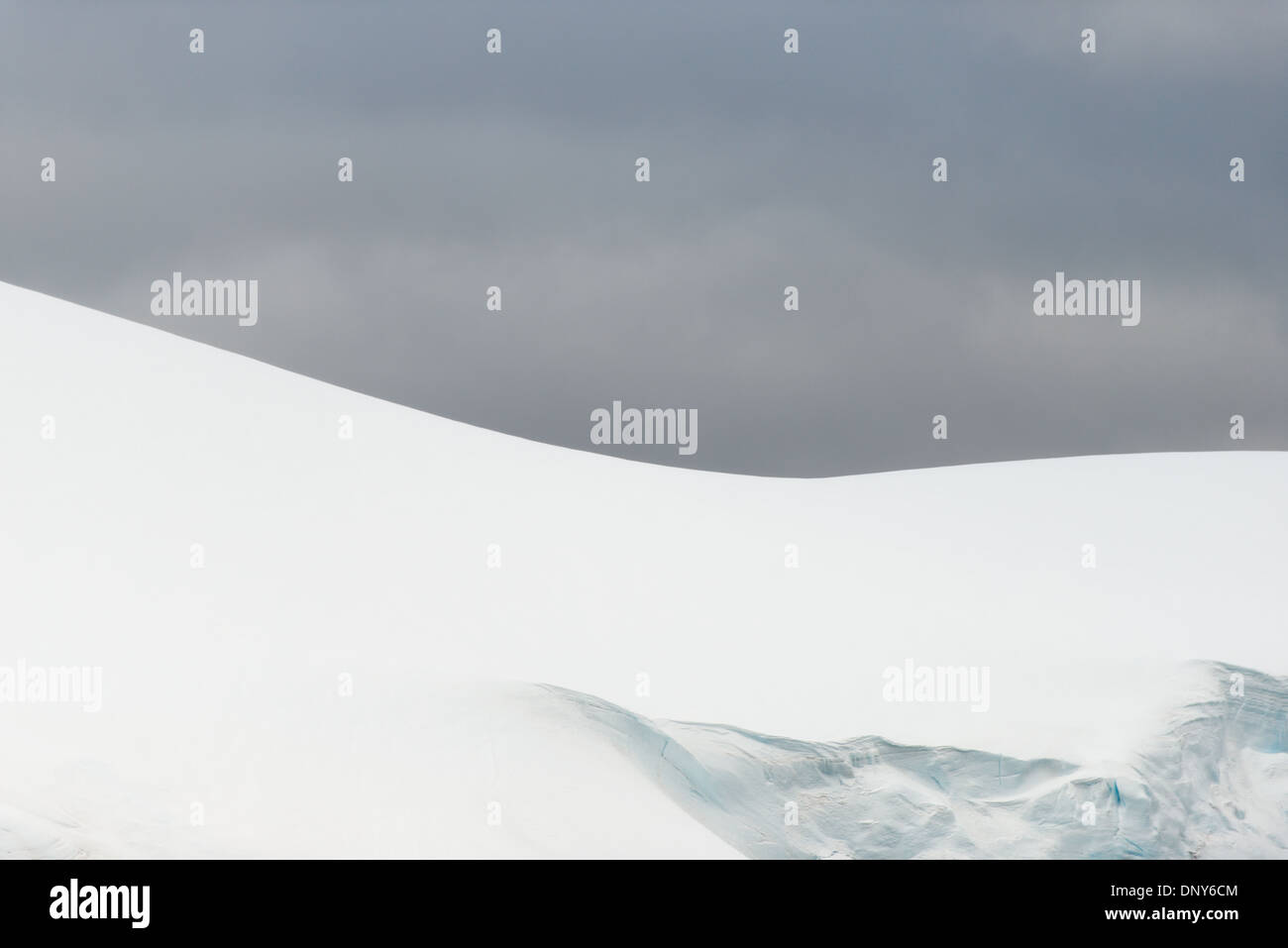 Antartide - la neve e il ghiaccio che ricopre le creste della montagna crea forme contro il grigio cielo nuvoloso dietro nel Lemaire Channel sul lato occidentale della penisola antartica. Il Lemaire Channel è talvolta indicata come "Kodak Gap' in un cenno al suo famoso vedute panoramiche. Foto Stock