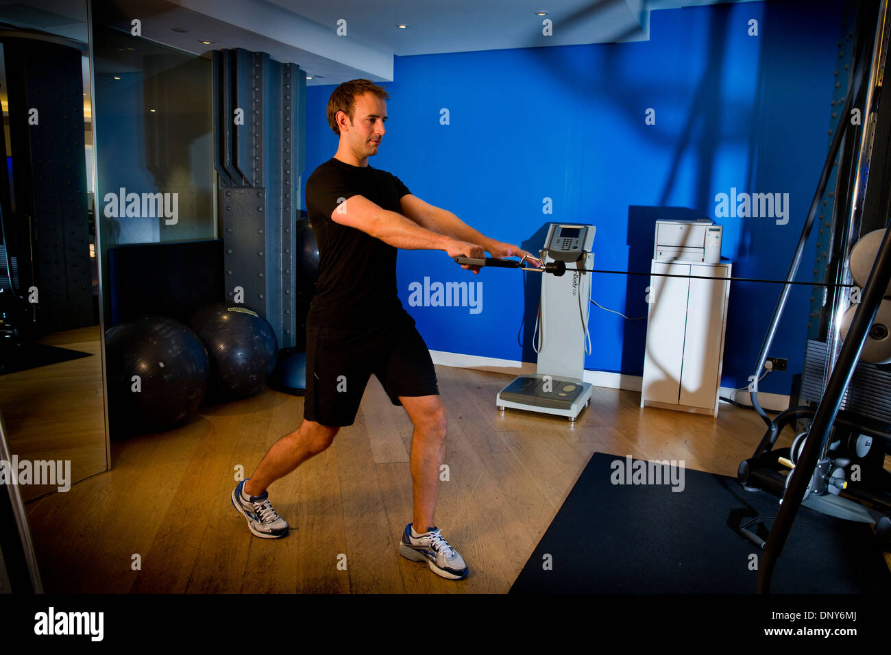 Gary Hicking, personal trainer a Londra, Regno Unito, per tenersi in forma con il nucleo superiore di formazione del corpo usando i pesi e sistema di pully Foto Stock