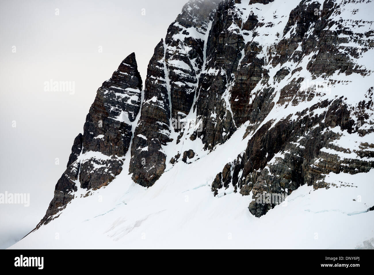 Antartide - ripide scogliere e rocce frastagliate rivestimento i bordi del canale di Lemaire sulla costa occidentale della penisola antartica. Il Lemaire Channel è talvolta indicata come "Kodak Gap' in un cenno al suo famoso vedute panoramiche. Foto Stock